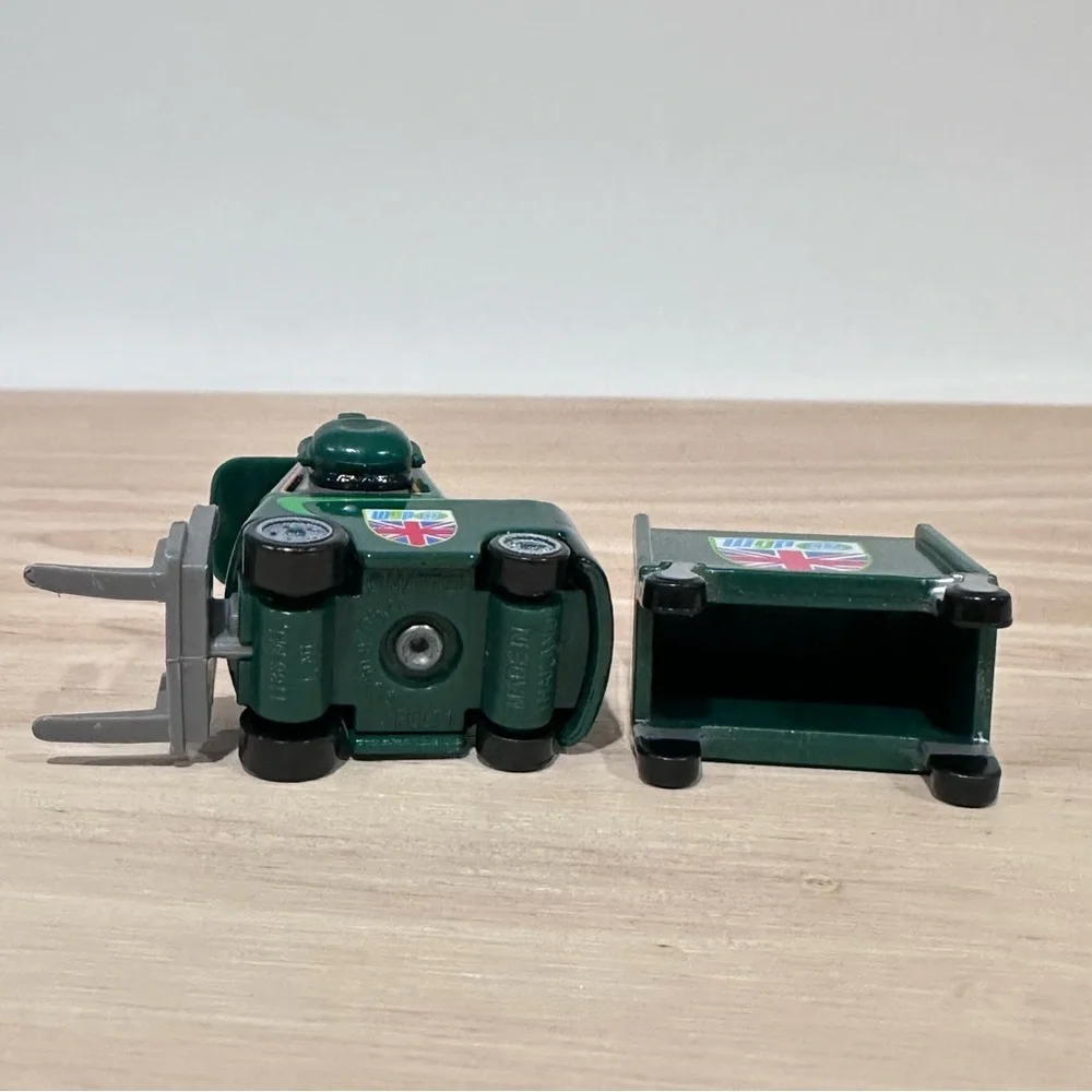 Disney Pixar Cars 2 Diecast Nick Pit-Tire Pitty